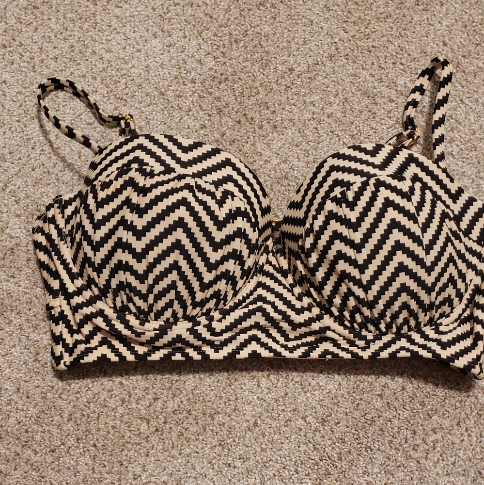 Cream/black bathing suit top